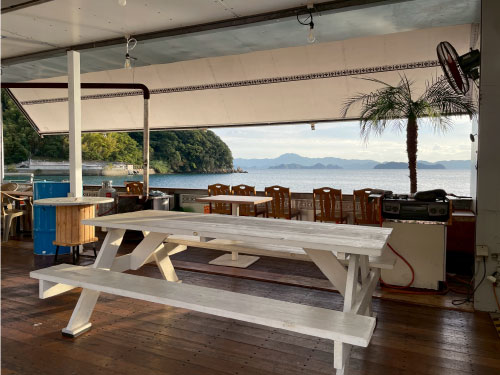 オープンテラスでBBQ